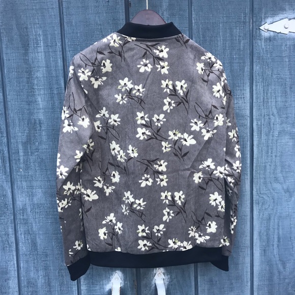 🌟Host Pick🌟 Floral Textured Bomber Gray & White - Picture 2 of 6